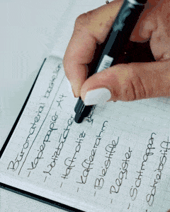 Person korrigiert und schreibt mit Pilot FriXion Clicker Rollerball
